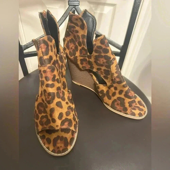 Leopard wedge heels size 8 NWT - Picture 1 of 4